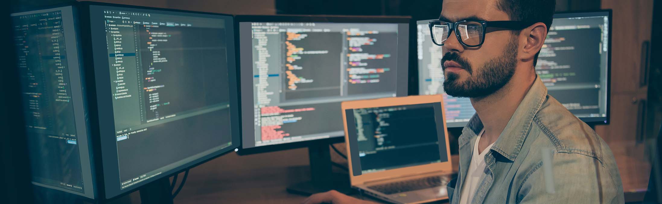 Homme entrain de coder